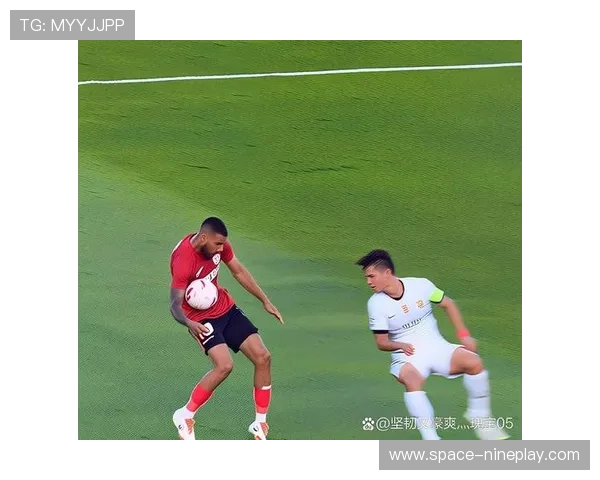 足球巨星赛场激烈拼抢中意外撞人引发巨大争议与舆论热议