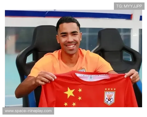 足球明星骑摩托展现酷炫风采引发球迷热议