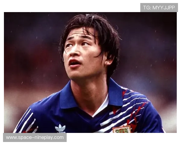 长发卷卷的足球球星是谁 他在赛场上的表现如何引人注目